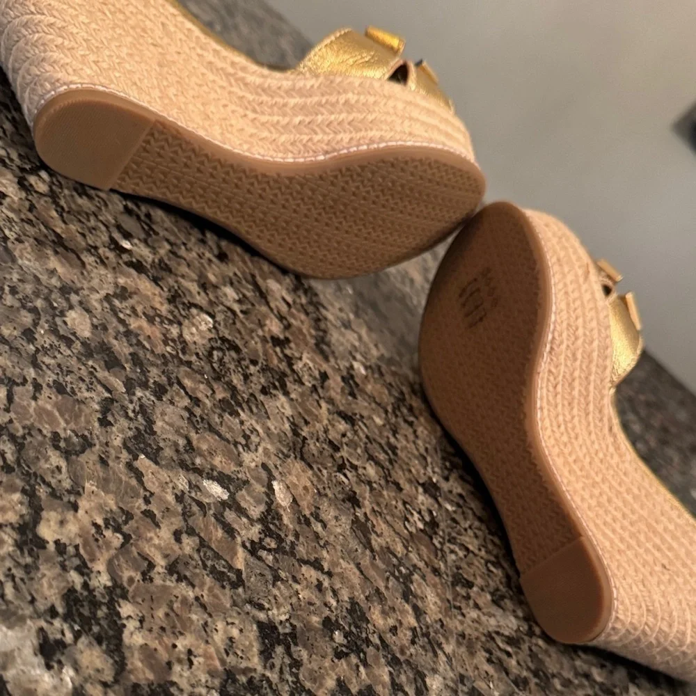 Michael Kors Metallic Gold Wedge espadrille Sandals NWOT 8.5